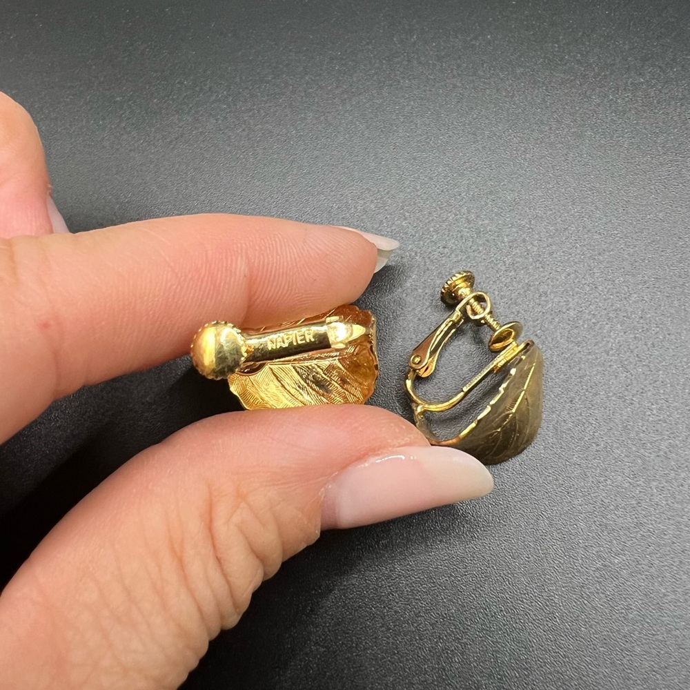 Vintage signed Napier gold tone leaf earrings - Picture 3 of 3